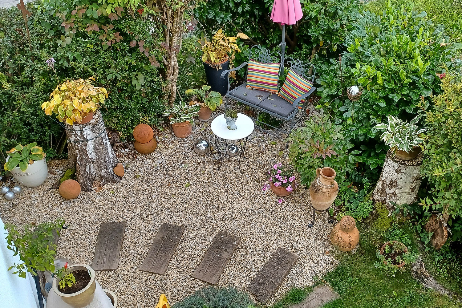 Blick vom Balkon in den Garten